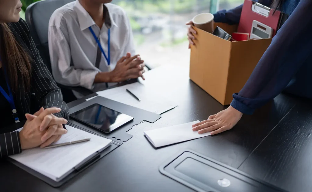 3 personnes assises autour d'un bureau