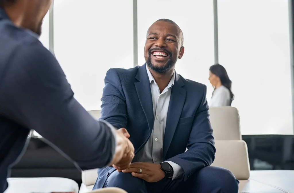 Deux homme dans un bureau se serrant la main