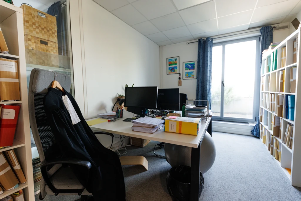 Bureau du cabinet Axiome Avocats avec une robe d’avocat